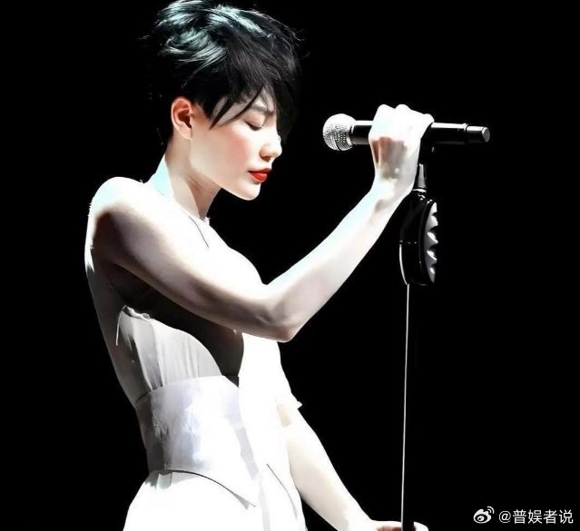 王菲‎‏济南演唱会唱﻿到一半，⁠突然放下话筒，冲着台‎下吼了一句：“再扔我‏就回