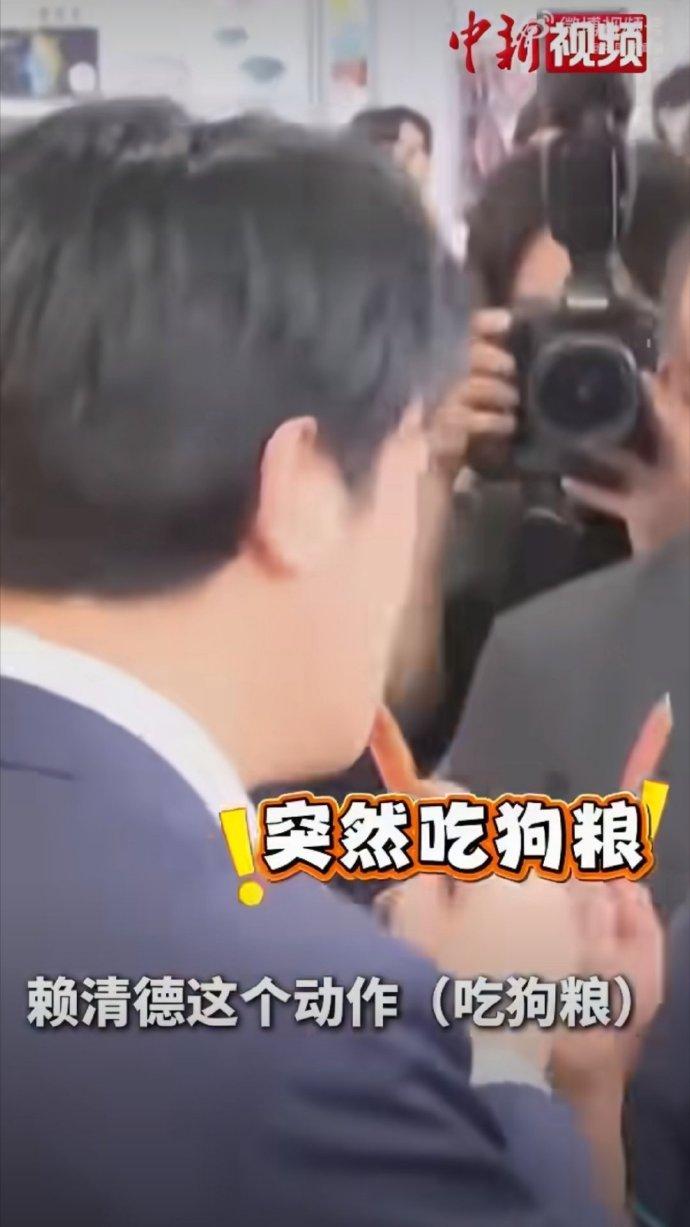 哈哈，果然是现了原形，近日，这货竟然在台北宠物用品展上当众啃食狗粮并连称“很香”