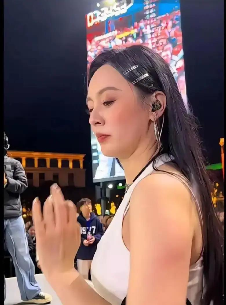 2800块外套3秒卖空唐艺穿错一次，反而多赚200万。长沙江边风大，