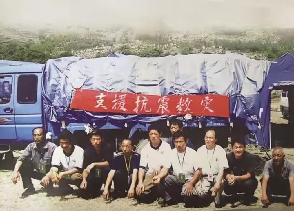 10个山东大汉吃饭，却只点了俩最便宜的素菜，老板娘满脸鄙夷。谁料，当她看到他们开