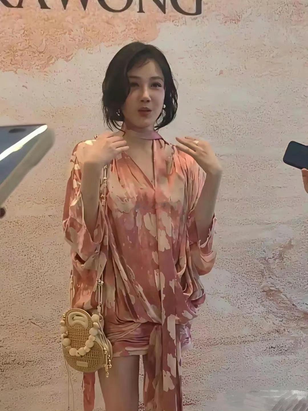 太夸张了，陈小纭的大腿小腿几乎一样细