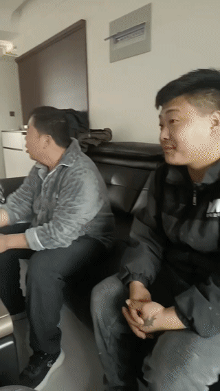 一名男子买了新房，还邀请他的两个好朋友一起过来做客。由于买房子再加上装修花了不