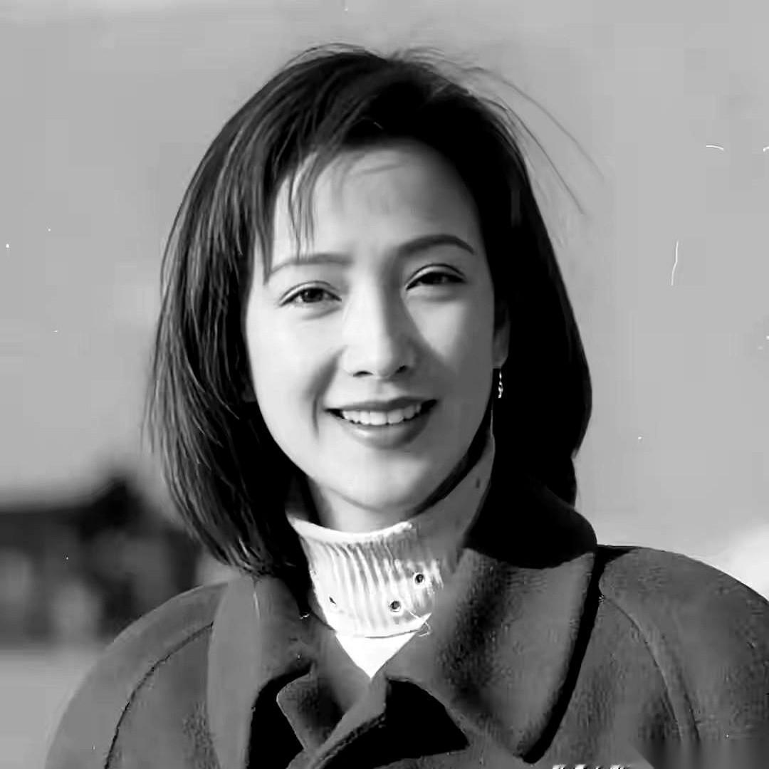 刷到消息，手抖了一下。何晴，走了。61岁。你知道吗？演遍四大名著的美人，天上