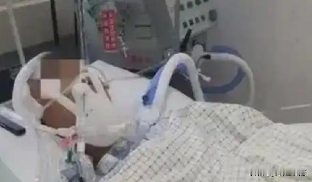 广西，小莫是一名初三学生，他平时会把把手机悄悄放在学校宿舍内。某一天手机被两位同