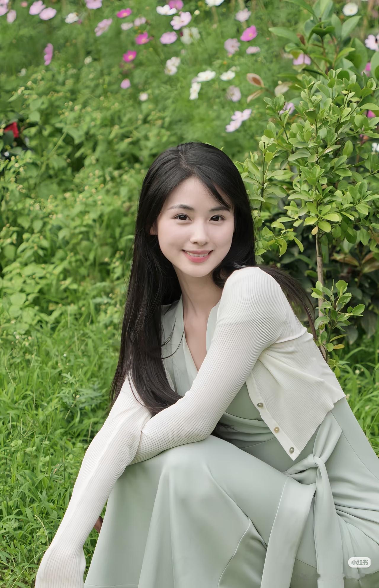 绿衣美人倚芳丛，笑语盈盈意自浓。