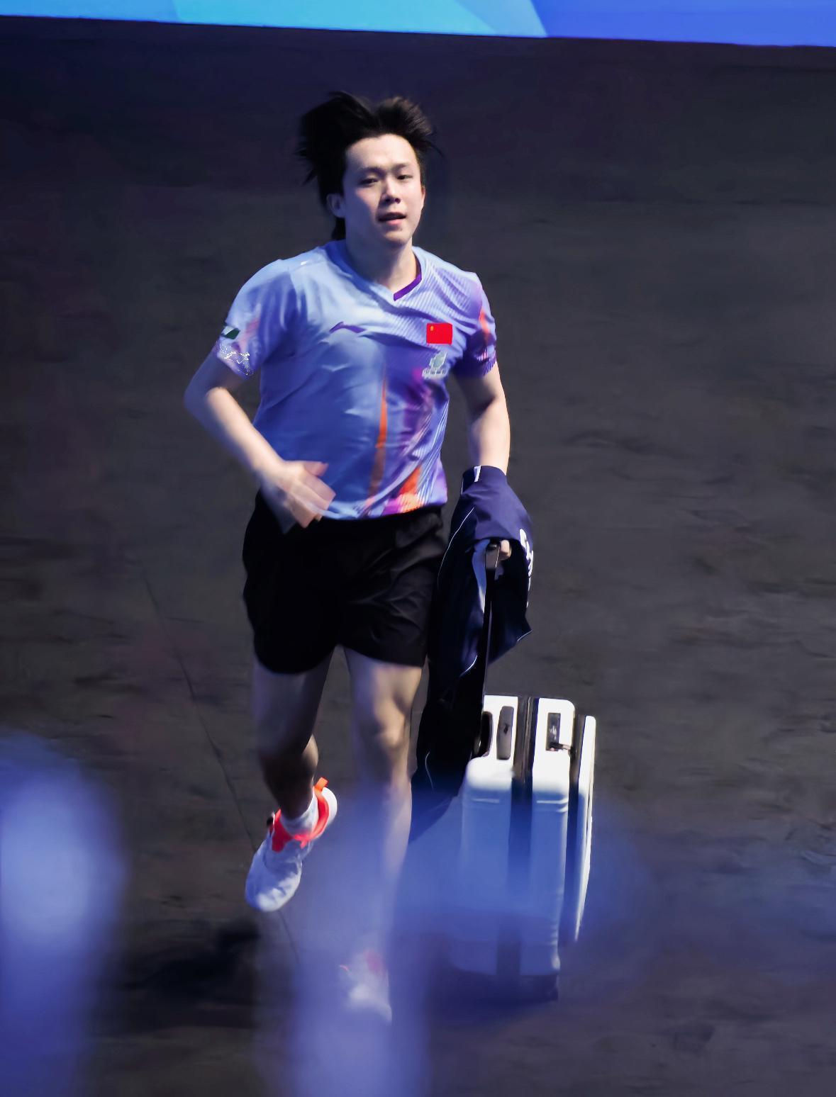 樊振东为何缺席世乒赛？这恰恰是东哥的顶级阳谋，不是弃权退出，而是成全让位，