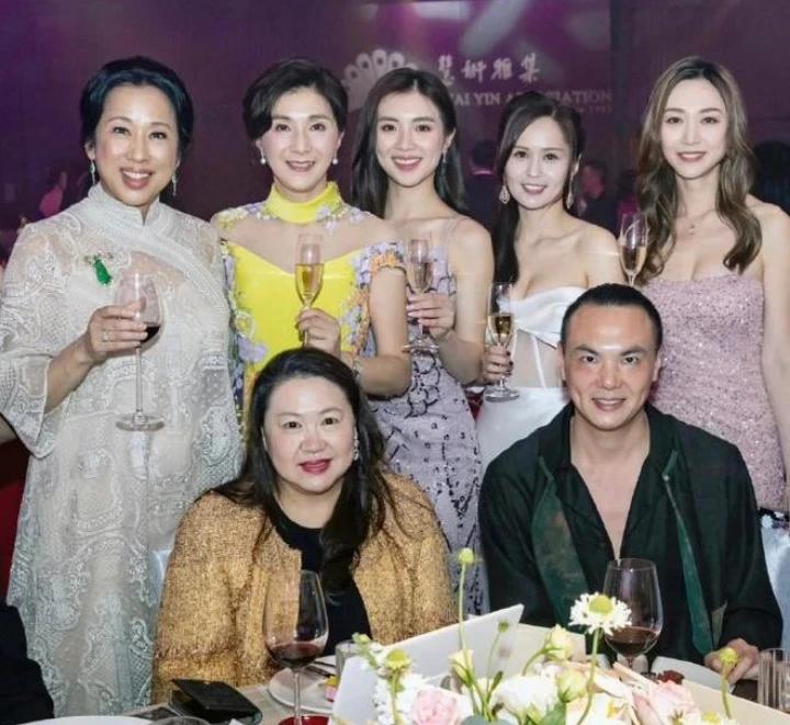 67岁朱玲玲生日盛宴堪称港圈盛事！五位港姐冠军优雅同框，宛如时光雕琢的明珠交相辉