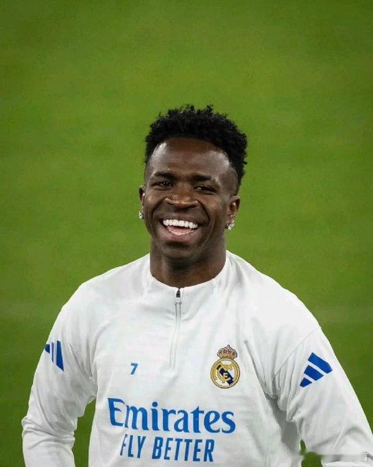 转自x对于被怀旧蒙蔽的皇家马德里球迷来说，残酷的事实是Vinicius已经完蛋了