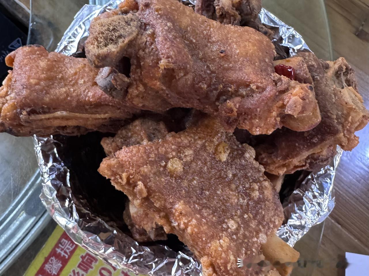 秋天你最喜欢吃什么脆皮猪脚。广西脆皮猪脚，皮脆肉香，外酥里糯，金黄爆皮，一口酥脆