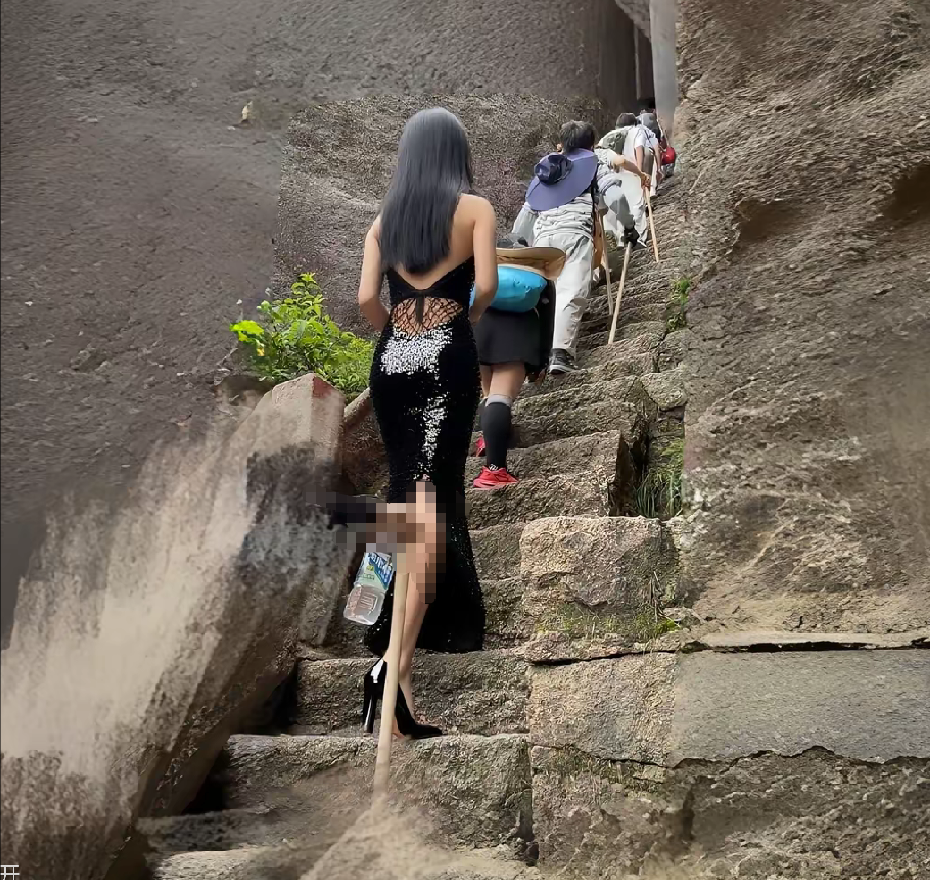 这穿搭是来爬山的吗？我怎么感觉一点也不像！