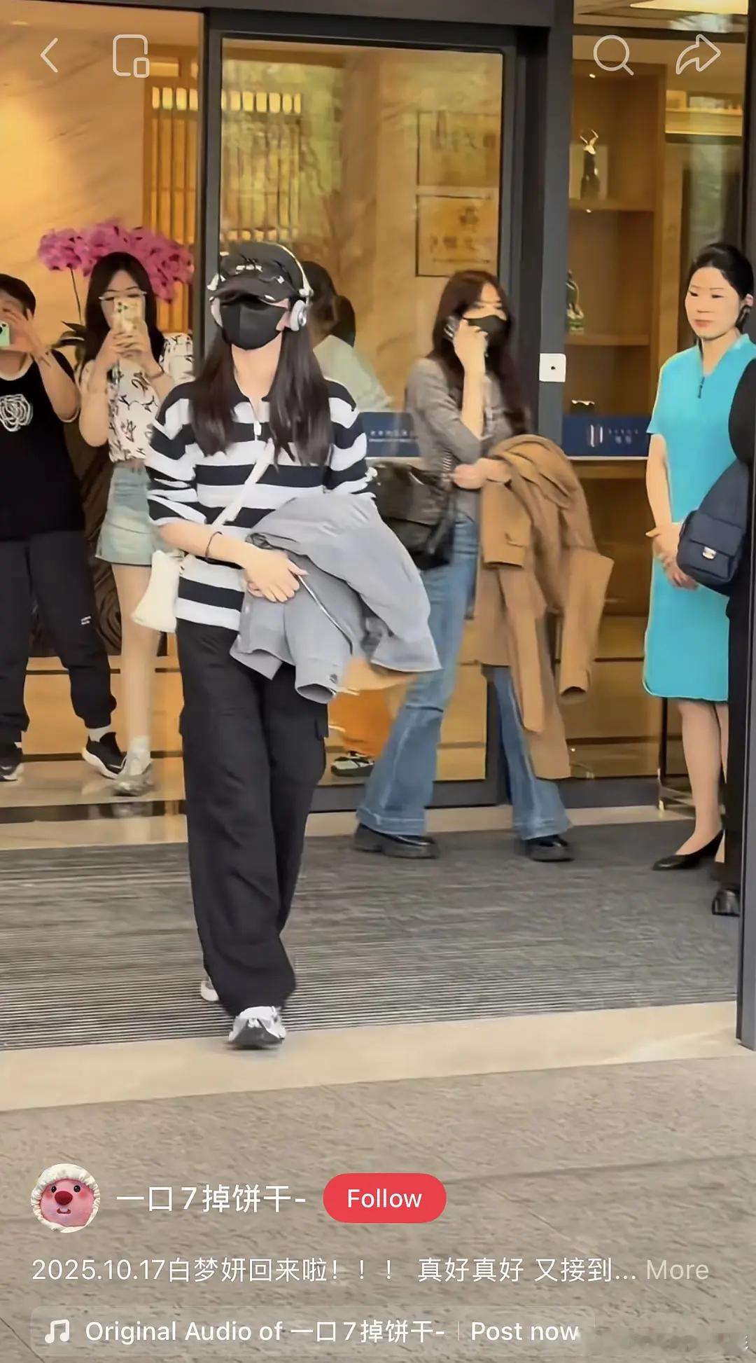 这真的是分不清谁是明星谁是助理了