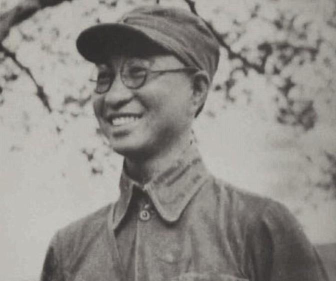开国大将陈庚曾救过蒋介石的命。那是1925年秋，国民革命军第二次东征，总指挥蒋介