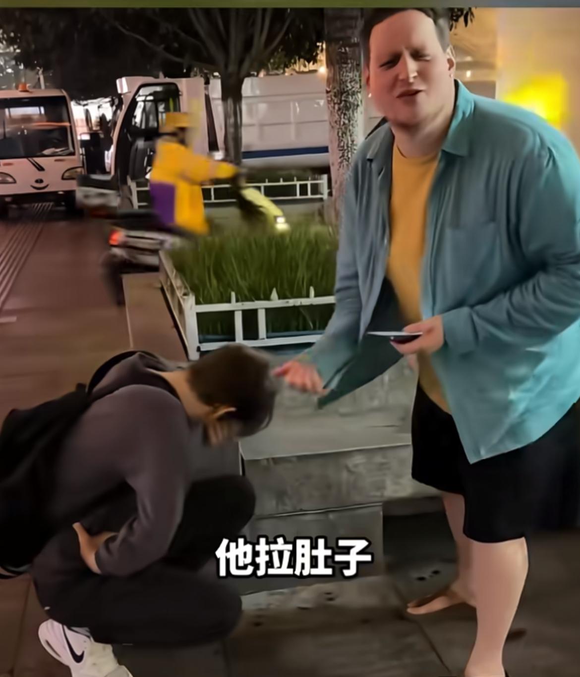 外国游客又菜又爱吃，第一次到重庆就吃了火锅，结果吃完之后在路边痛到走不动，这时候
