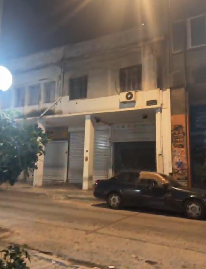 中国男子在雅典街头被抢手机。这事儿发生在希腊雅典。一个中国小伙子，晚上出门买