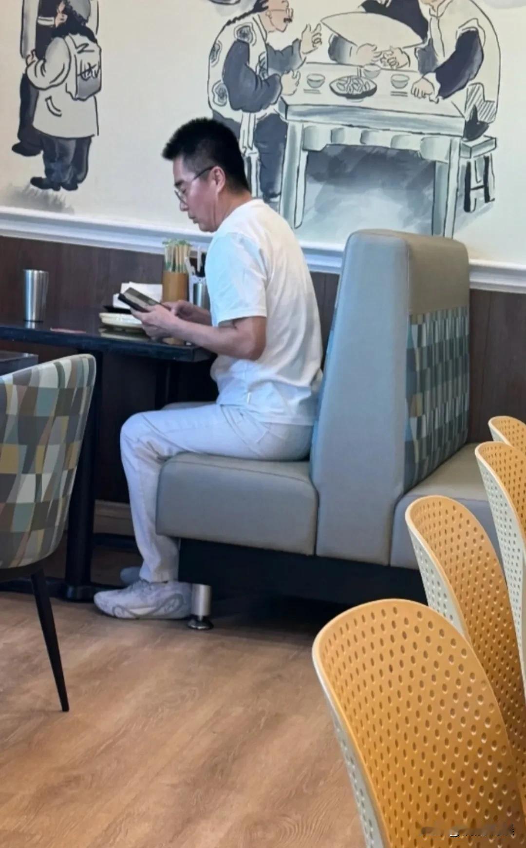 许亚军现身餐厅吃饭。洛杉矶网友偶遇许亚军在一间中式餐厅吃饭，他穿着一身白色，连