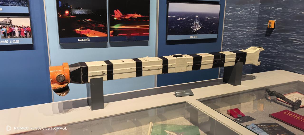 海军博物馆展出的航母舰载机阻拦钩，航母阻拦索和阻拦索滑轮。说实话阻拦钩的形状和粗