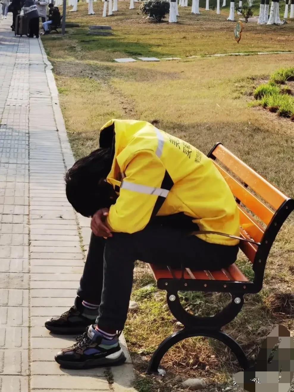 38度的高温天，开门收外卖时，外卖小哥红着脸说：“姐，手机彻底没电了，能借个插座