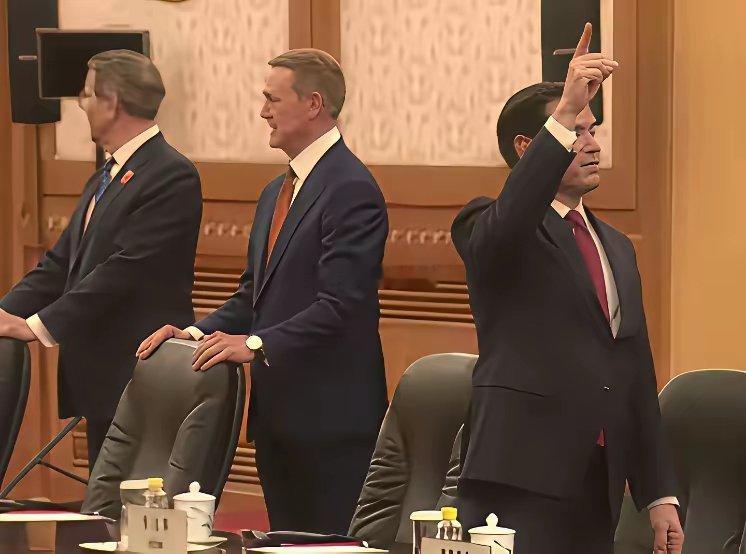 卢：看那个，那个灯，回去给我整一套赫格赛斯：……