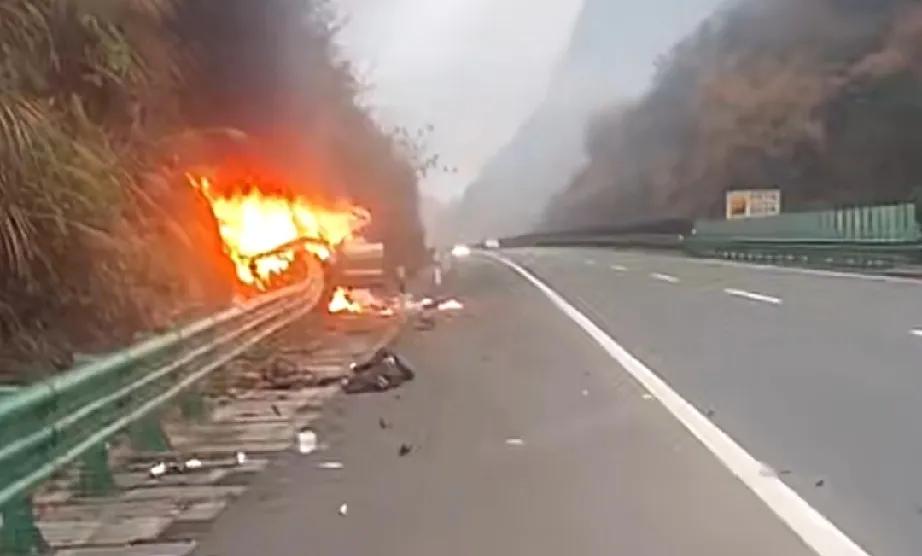 2月4日，广西河池发生一起私家车事故，车辆偏离道路，被路边护栏贯穿后起火，司机当