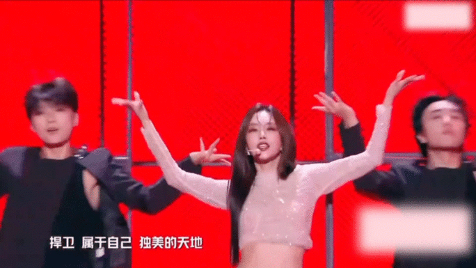 王霏霏脸上贴了20颗钻王霏霏红衣舞台怼脸图，脸上的钻超级吸睛，舞台妆简直无敌，
