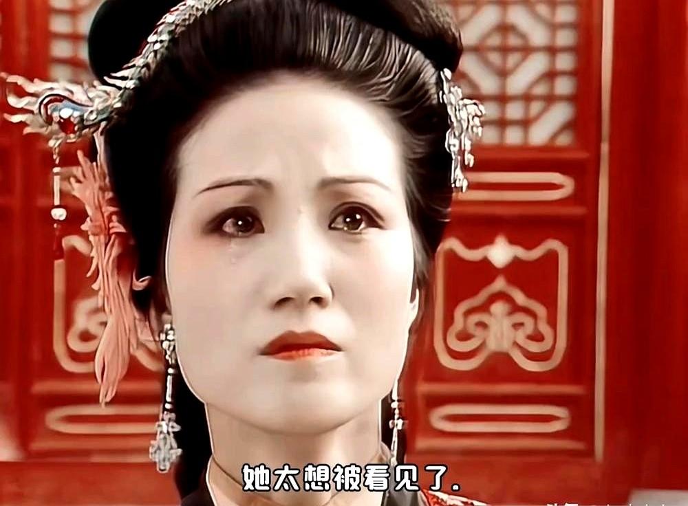 都说赵姨娘靠吹枕边风拿捏了贾政，纯属扯淡。她生了一儿一女，照样得天天给王夫人打帘