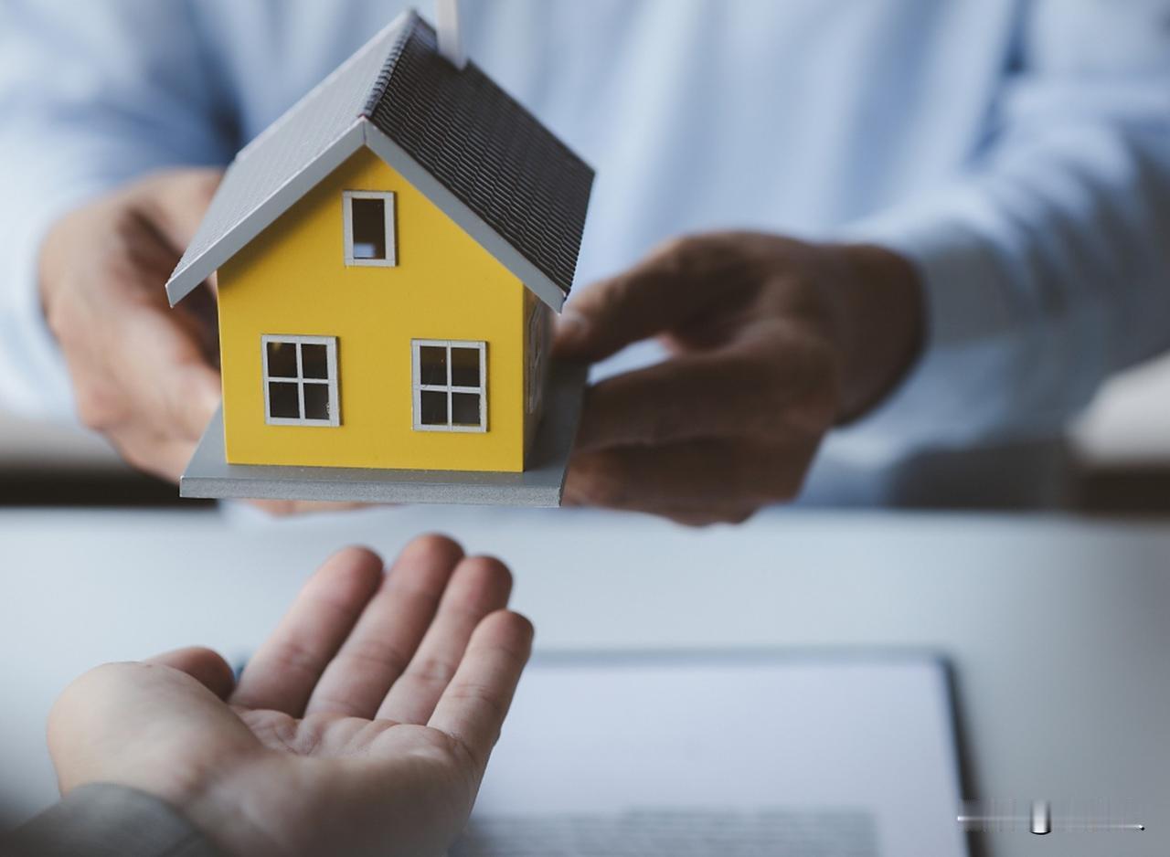 海南海口，女子和男子再婚，婚后两人没有生育子女，男子大哥送了一套房子给他们，登记