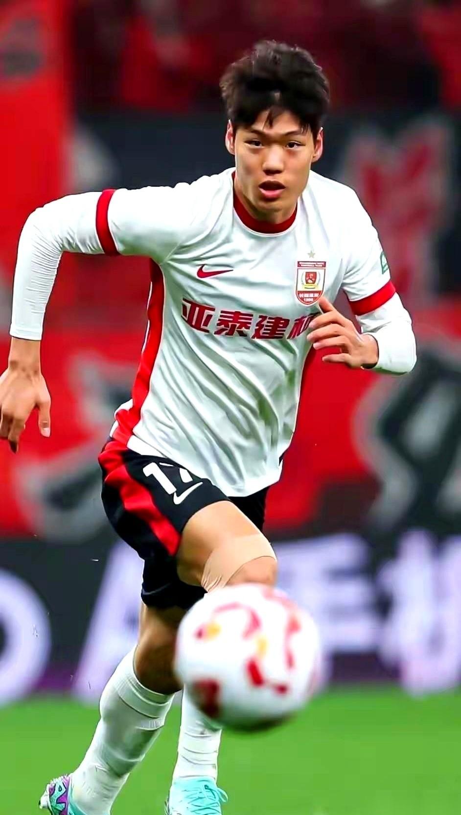 听说贺一然来泰山这事儿，就差最后戳个章了。我这心啊，一半是狂喜，一半是悬着。