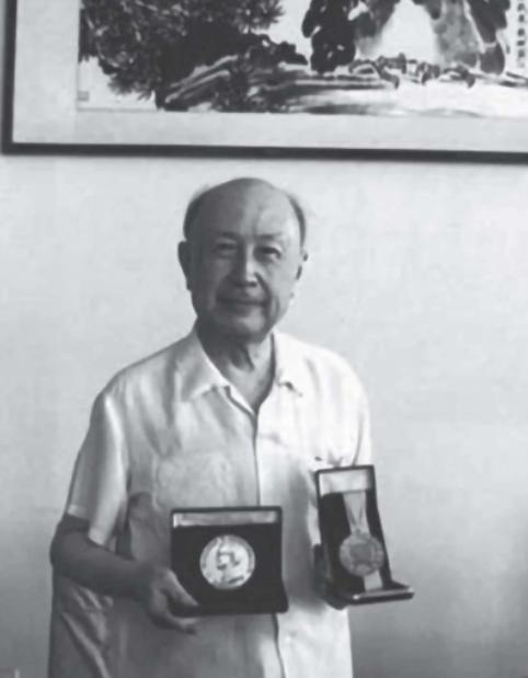 1955年，在钱学森回国的邮轮上，一位美国老太太叫来船长，拉着脸说:“你不认识