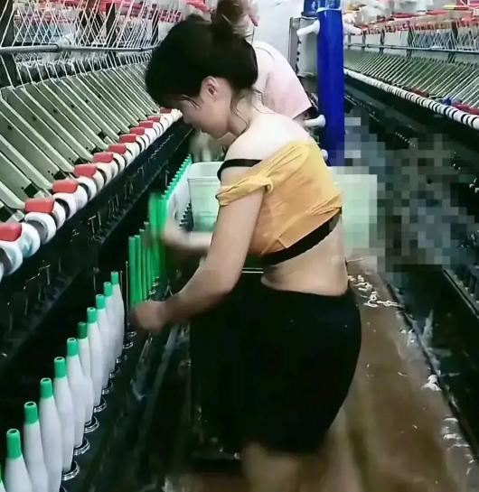 “笑翻了！”服装厂里几乎全是女工，夏天一到天气热，为了干活都穿的特别清凉，老板没
