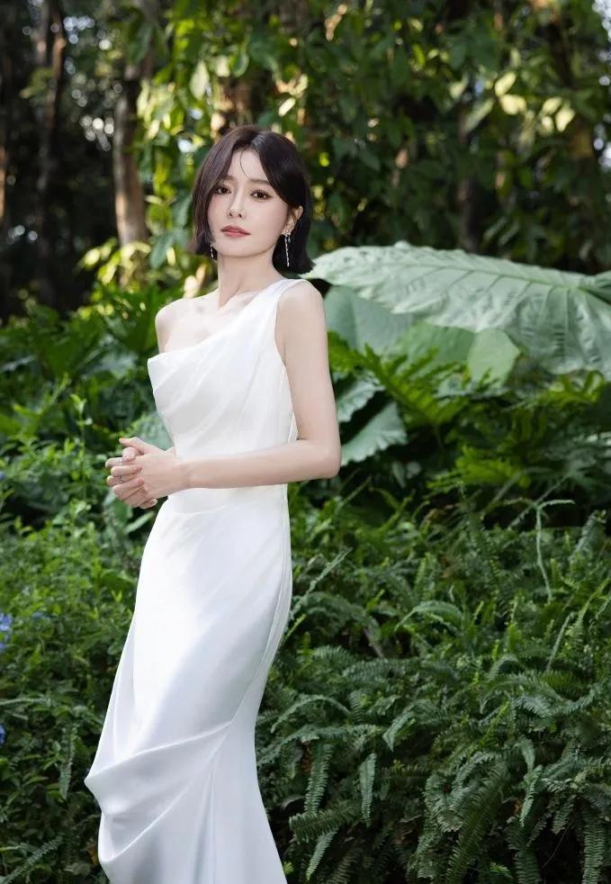 46岁秦岚也太绝了！一袭斜肩白裙把好身材兜不住，腰臀比例绝了，气质又撩又高级，