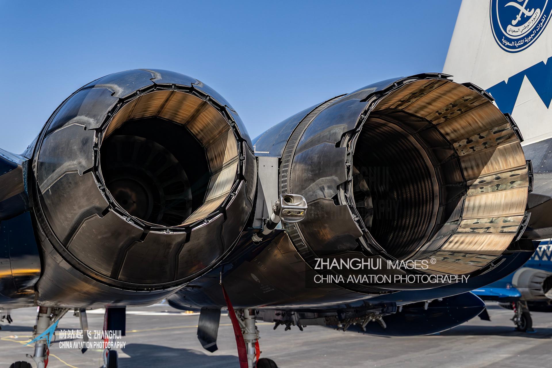 两个喷口收敛口状态不一样，一个收敛一个扩张😌