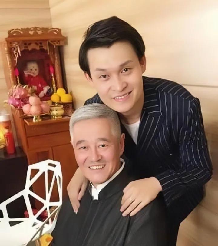 赵本山与徒弟小沈龙的合影，暴露了家里供奉的红衣娃娃，这个娃娃很神秘。赵本山背后