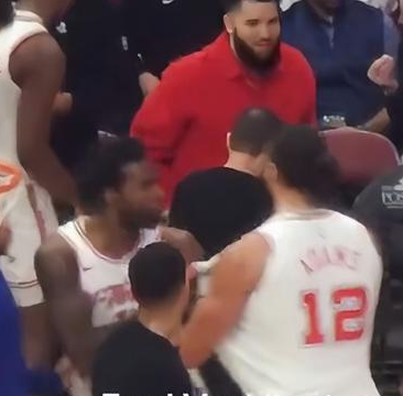 火箭队内疑似发生冲突。有媒体晒出之前火箭和奇才的比赛当中，火箭球员伊森和亚当斯发