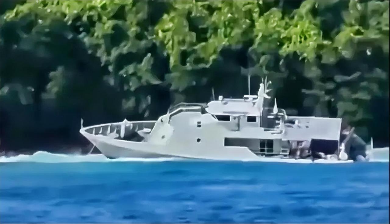 近日，印度尼西亚北苏拉威西省塔劳群岛首府梅龙瓜内港发生大规模民众骚乱。几百名当地