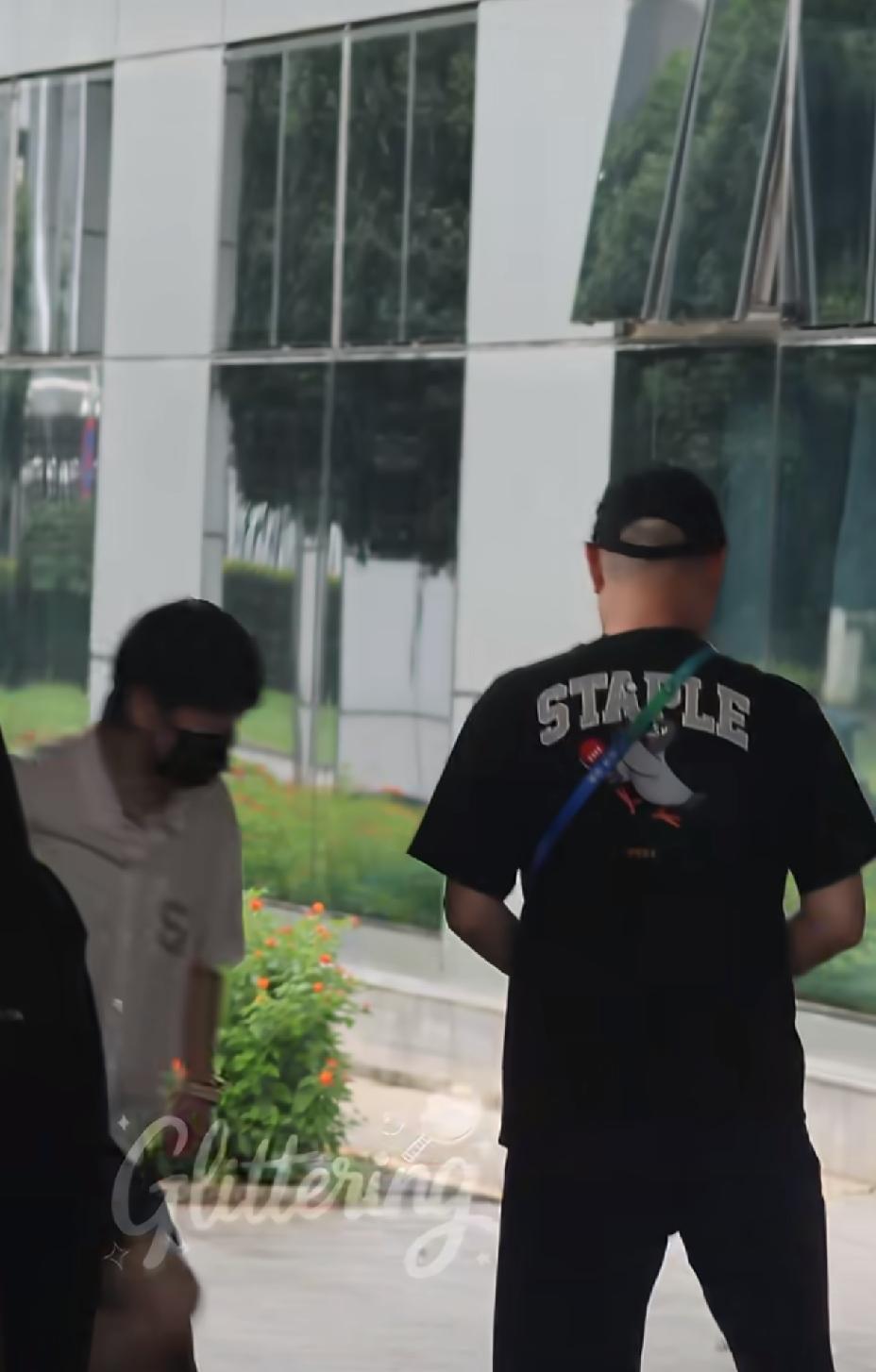 莎莎回京，小杨亲自送到机场，有点舍不得拍拍肩，下次再见不知道什么时候了。
