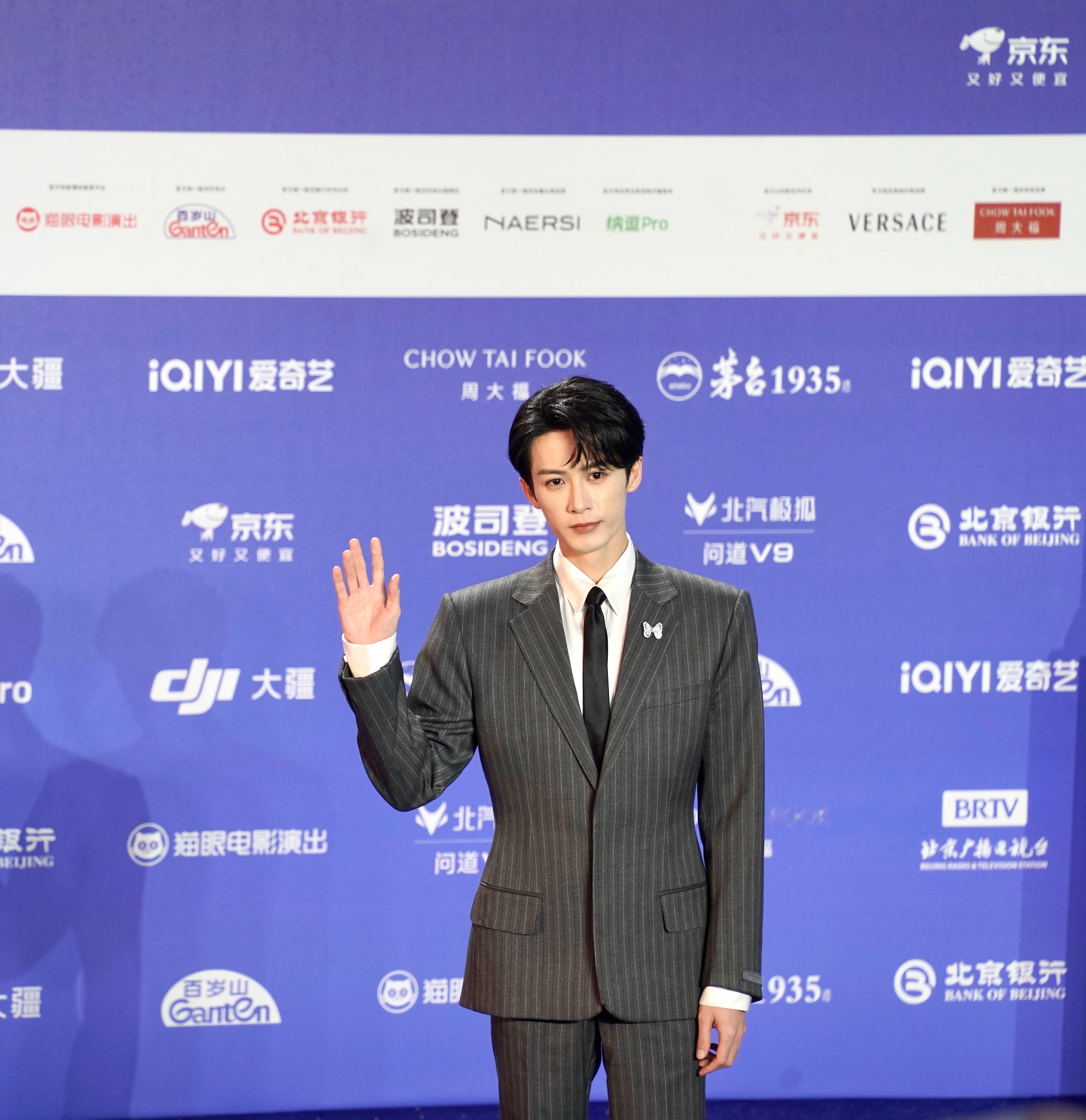 先发一波檀健次北京电影节红毯生照，晚点再更新。下了两小时的雨，他出来就雨就停了