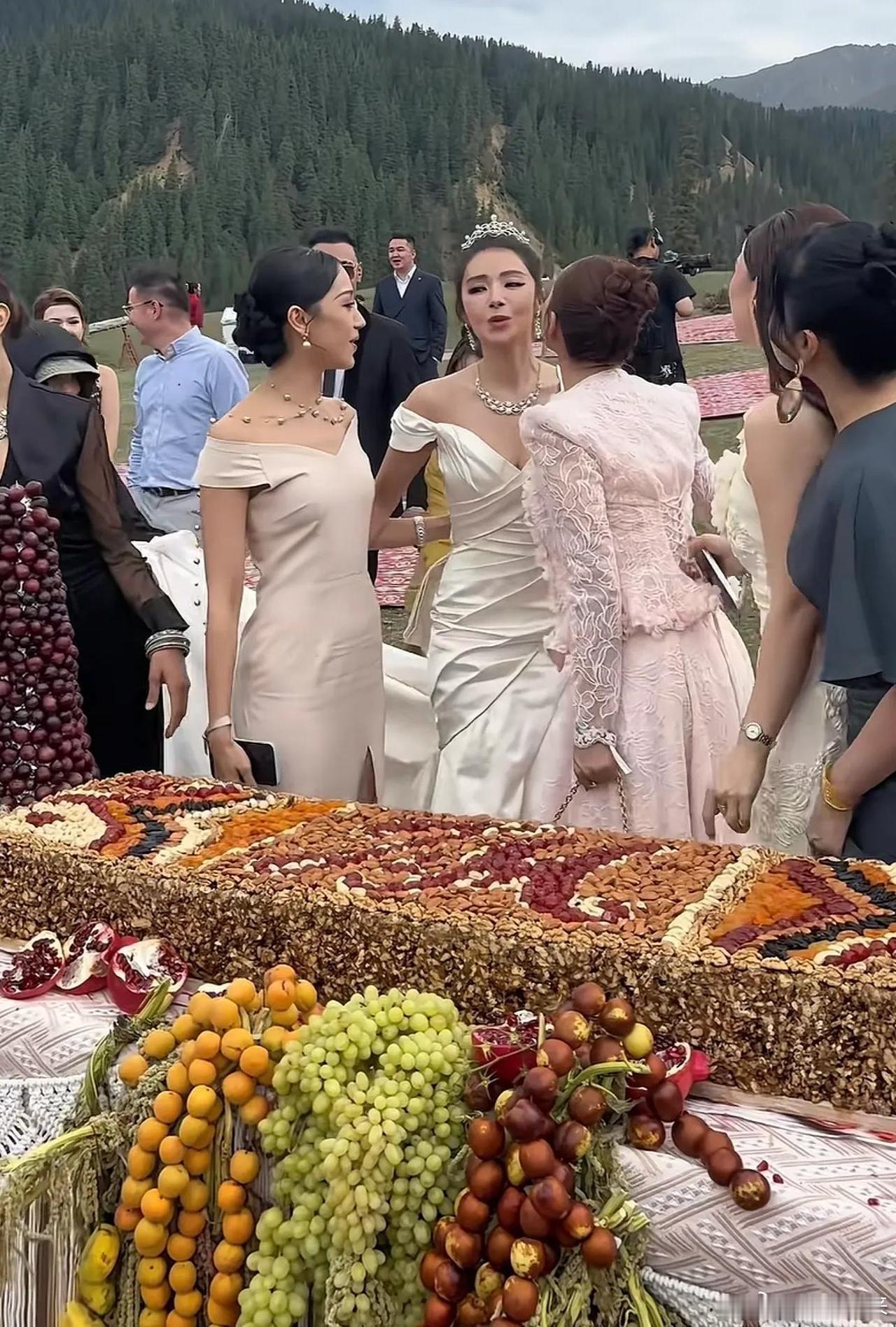 姜潮和麦迪娜在新疆乌鲁木齐补办的这场婚礼，简直太让人羡慕了！婚礼上那各种各样的新