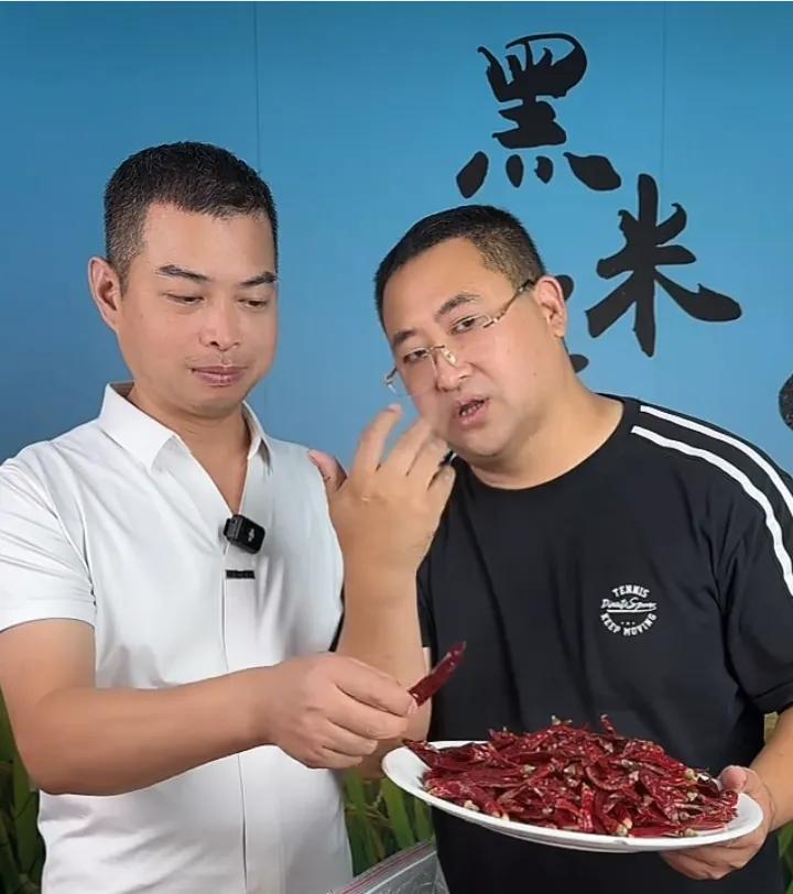 好消息，许妈姚爸来到了姚家男儿的直播间，直播间瞬间就热闹起来了！许妈姚爸打了声