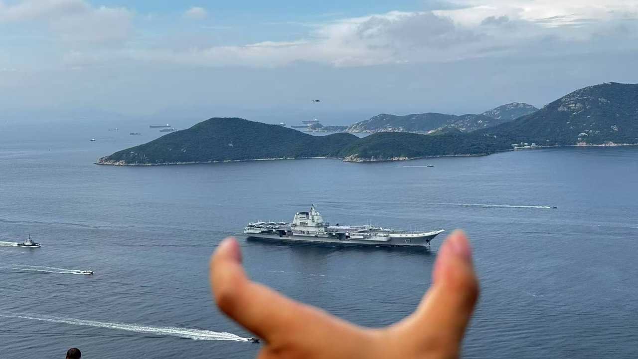 就说是小船了（图转群）中国海军山东舰航母编队抵达香港直播山东舰航母编队访港​
