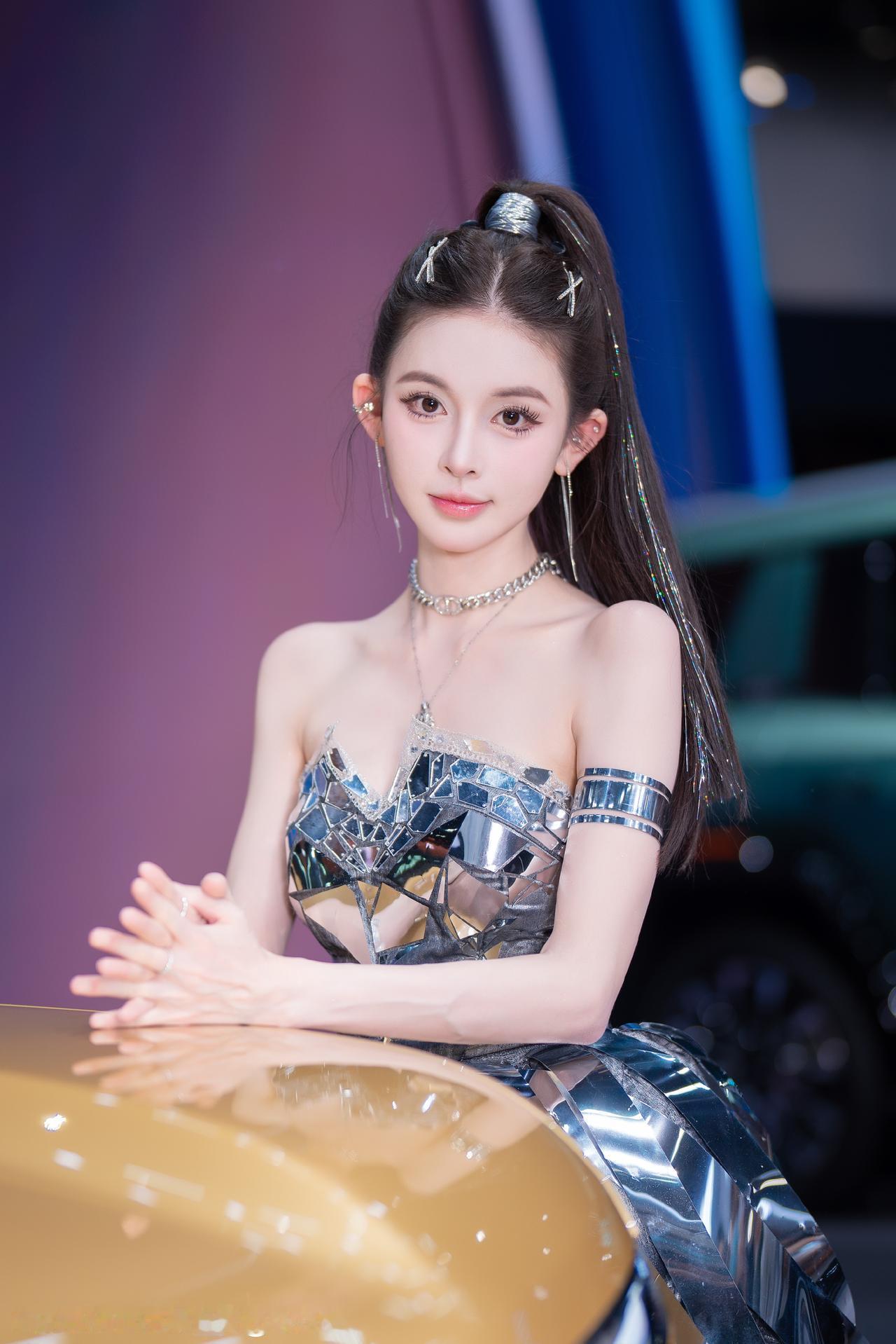 冬日生活打卡季美女车模穿搭写真