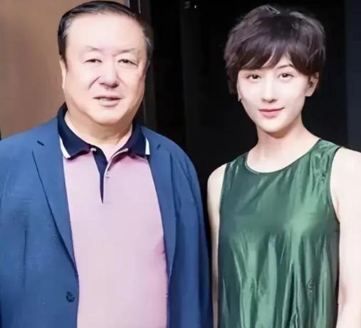1994年，42岁的尤小刚为了温柔的乌倩倩，和原配妻子田歌离了婚。16年后，邬倩