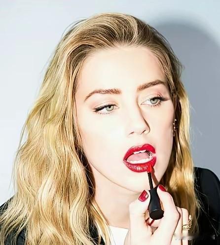 有人总是吹捧马斯克的审美眼光，认为他在审美方面比较厉害，所结交的女友长得都比较漂