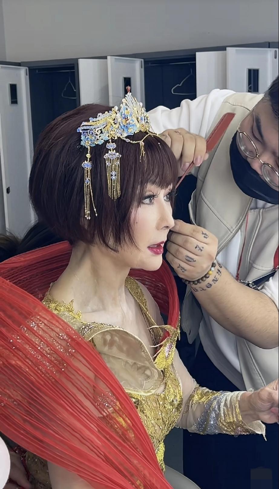 潘迎紫竟然长这样，81岁状态还可以！4月4日，潘迎紫在成都参加胥渡吧的原声带