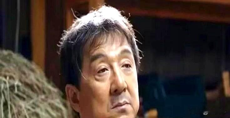 成龙最近在节目里红着眼眶聊起家事，71岁的国际功夫巨星第一次松口承认，这辈子最放