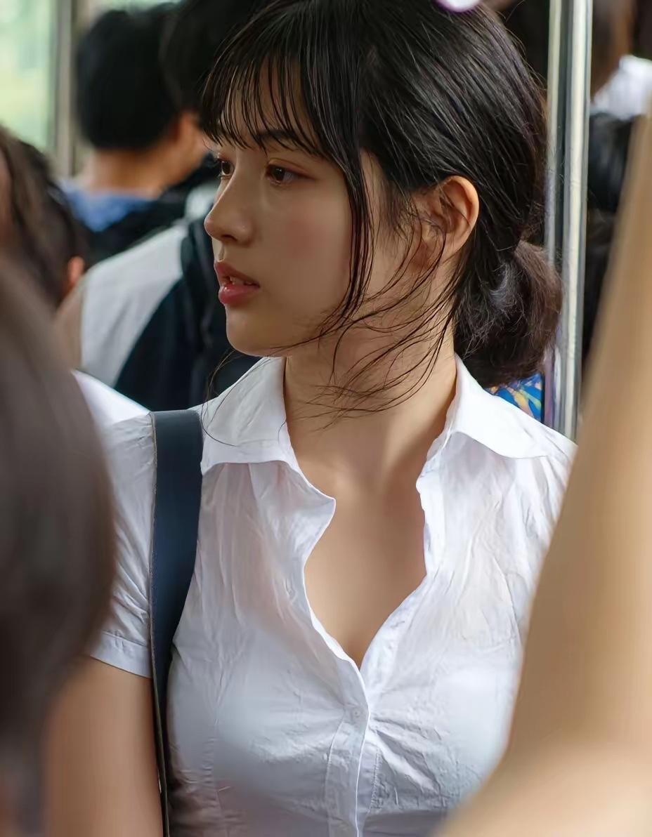 清水出芙蓉，天然去雕饰。没有一点珠光宝气，这是纯粹的自然之美。