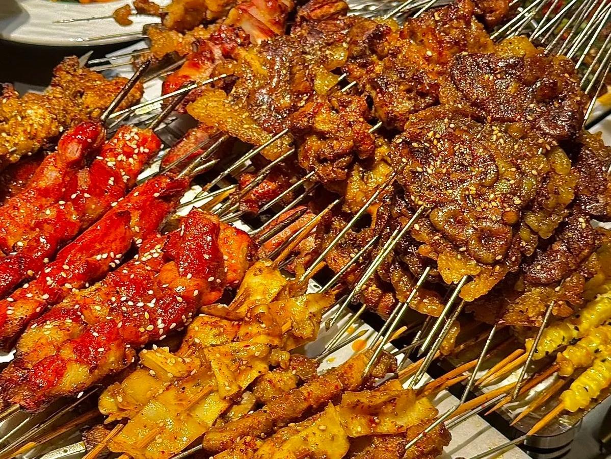 最近喜欢上了撸串，晚上叫了几个朋友一起去吃了顿烧烤，我发现生活就是一边忙碌，一边