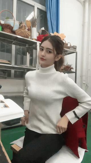 新疆的美女长得都非常有特点。她们不只是长得漂亮。而是会给人一种异域混血美女的