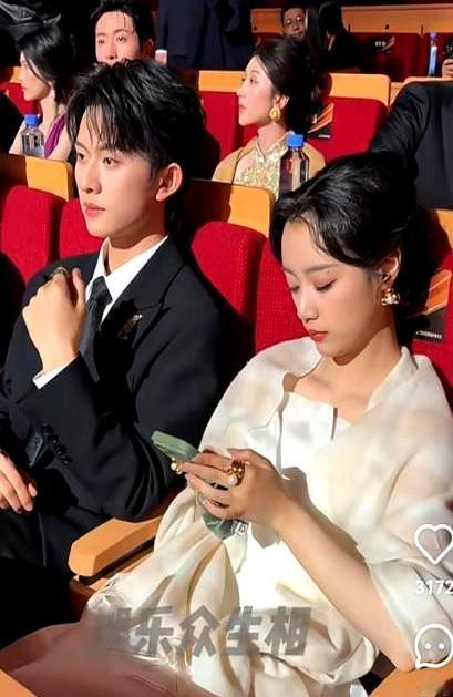 短剧演员和内娱女明星真的有壁垒红果璀璨大会上王小亿瘫坐玩手机，这种松弛感在讲