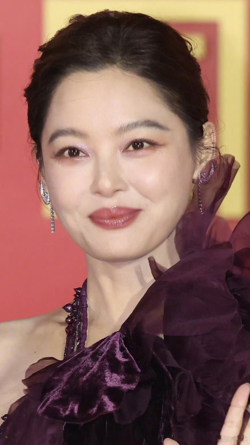 金鸡奖红毯上女演员怼脸生图，眼周的小细纹更添真实感