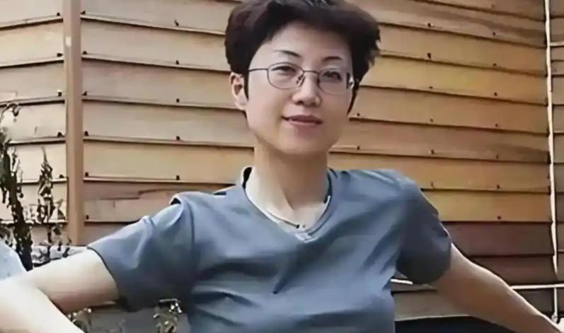 2001年，北京首都机场发生了一件轰动中美的事情。持有美国绿卡的女博士高瞻，带着